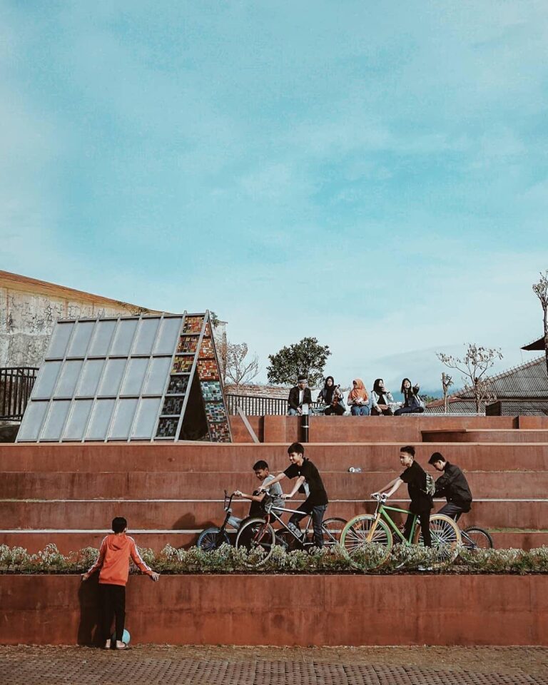 Bandung city provides a functional space for the youth to maximize their potenti...