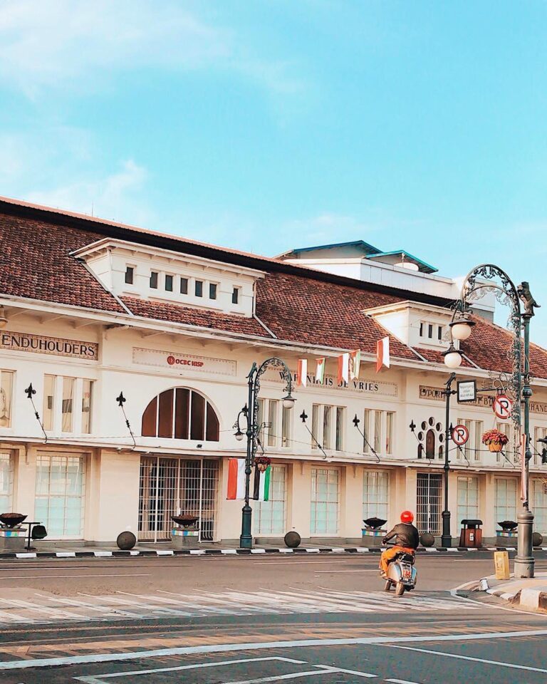 Before the hustle and bustle peak time at the heart of the city.
-
Asia Afrika C...