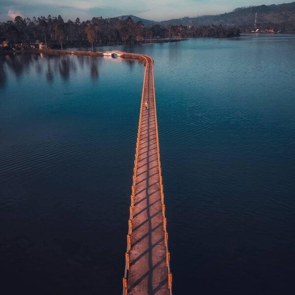 Build your bridge to get you to where you want to be. Aspire higher.
-
Cileunca ...