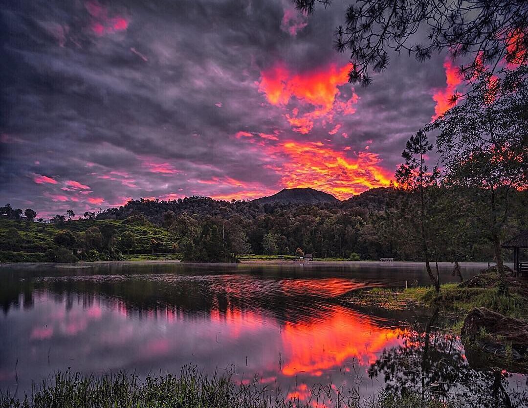 Chasing the magical hour of the dawn.
-
Situ patenggang sunrise captured by 
#ex...