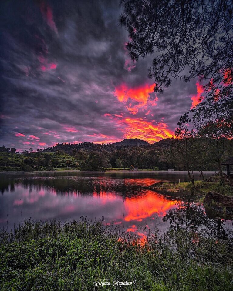 Chasing the magical hour of the dawn.
-
Situ patenggang sunrise captured by 
#ex...