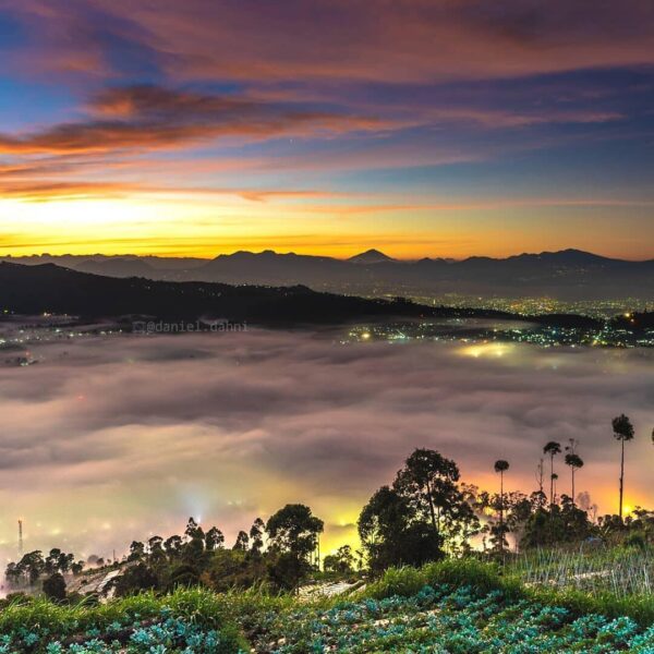 Color your life with chaos of the mother nature's colors.
-
Gunung Putri Lembang...