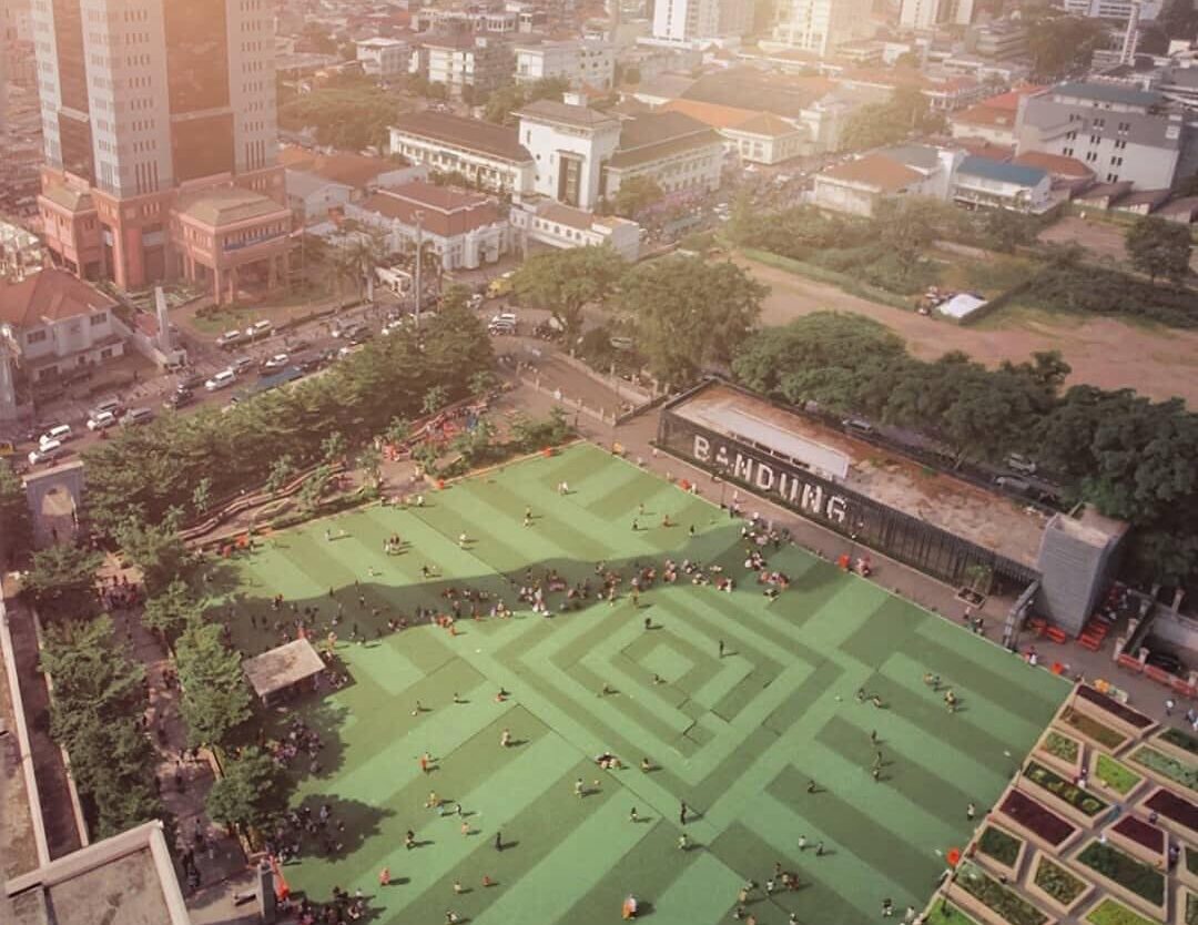 Come over to Alun-Alun Bandung, the place where you can lounge in the middle of ...