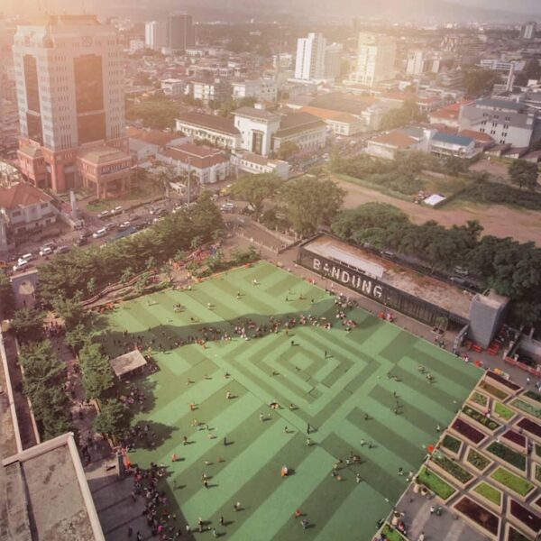 Come over to Alun-Alun Bandung, the place where you can lounge in the middle of ...
