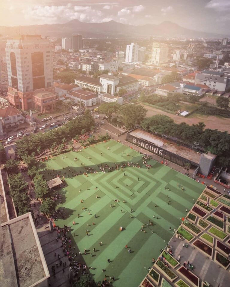 Come over to Alun-Alun Bandung, the place where you can lounge in the middle of ...