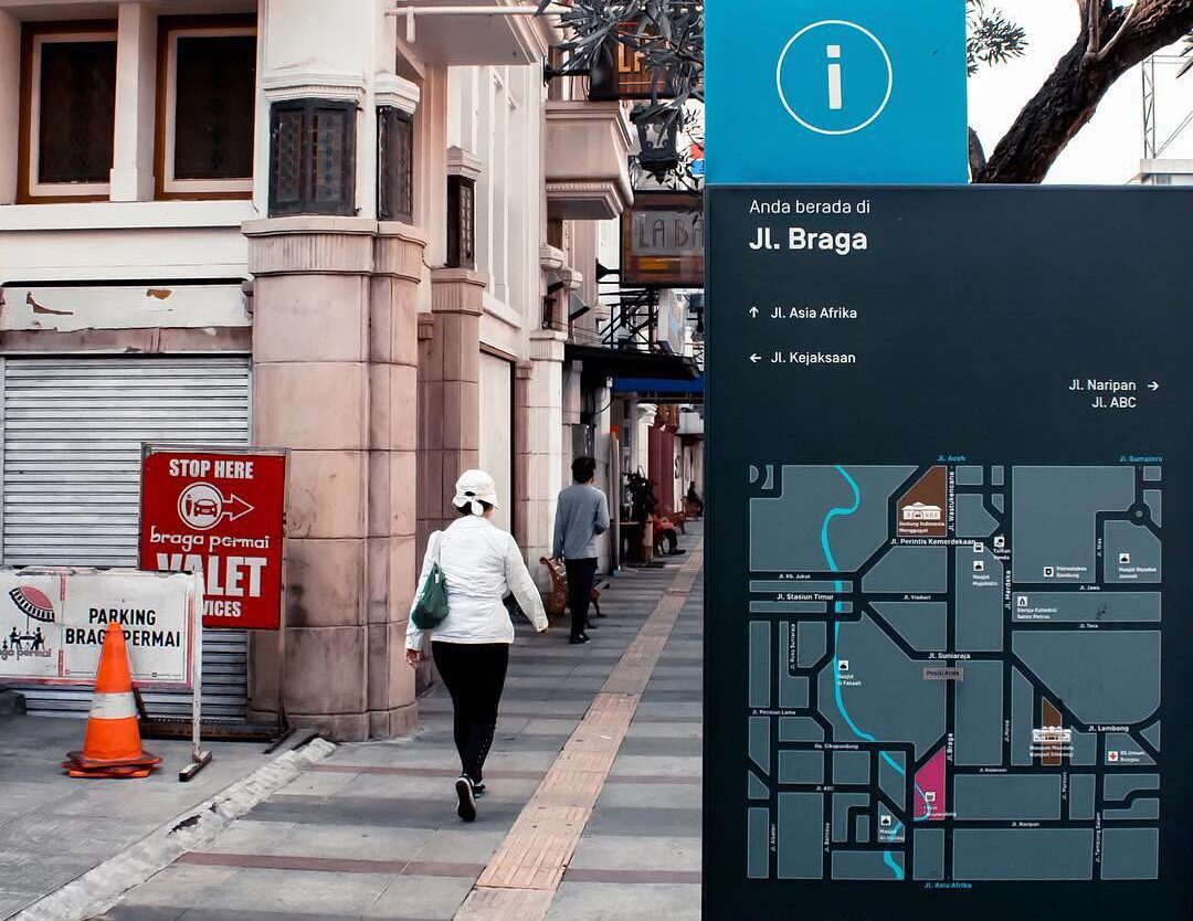 Don't worry, we got a map. Where will we wander next? -
Braga street captured by...
