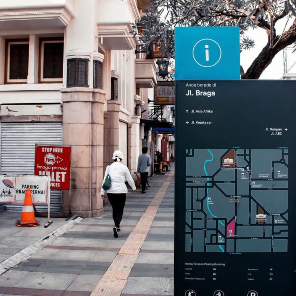 Don't worry, we got a map. Where will we wander next? -
Braga street captured by...