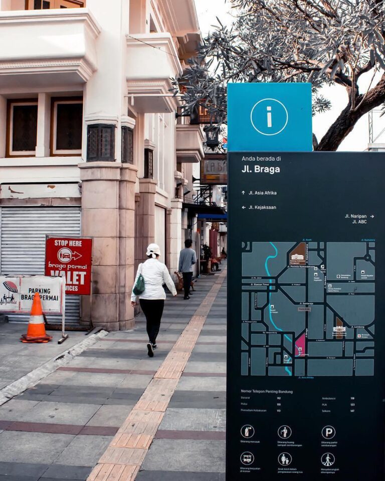 Don't worry, we got a map. Where will we wander next? -
Braga street captured by...