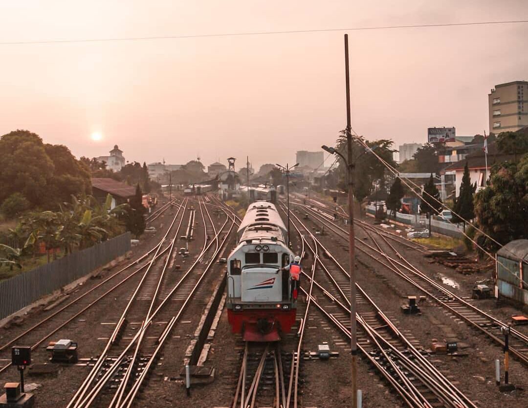 Go off the rails and break the mold you comfortably in. Captured by  
#exploreba...