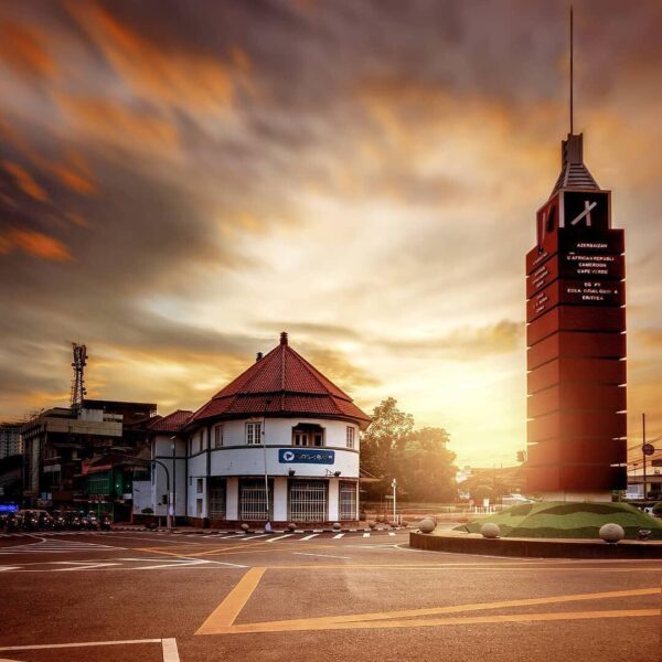 Golden hour never looked this good.
-
Simpang lima taken by 
#explorebandung...