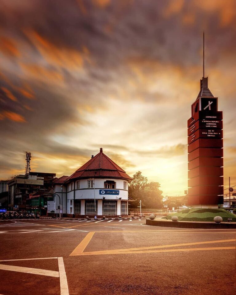 Golden hour never looked this good.
-
Simpang lima taken by 
#explorebandung...