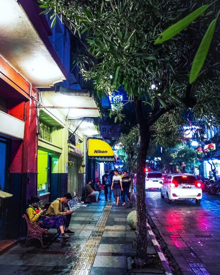Heritage district combined well with the modern city lights.
-
Braga street capt...