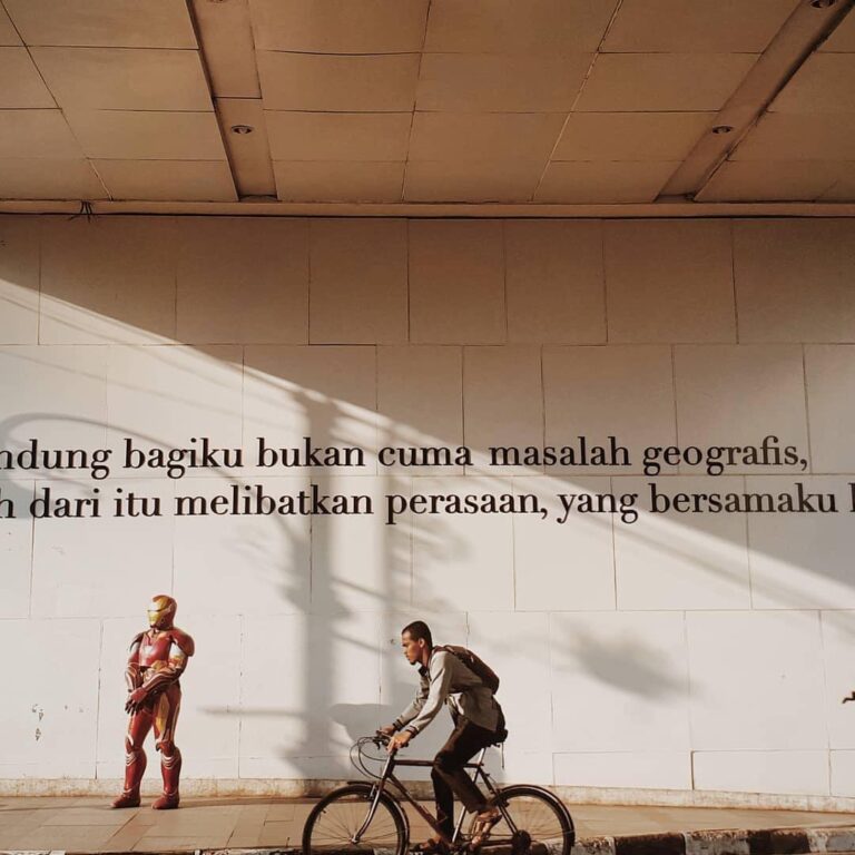 How would you describe Bandung in a sentence?
-
Asia Afrika street captured by  ...