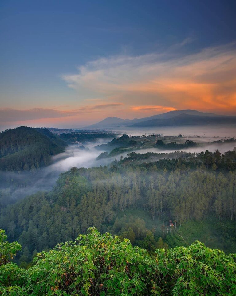 Layers and layers of majestic scenery.
-
Tebing keraton captured by  #exploreban...