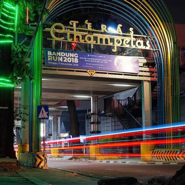 Living a dynamic life in your own pace.
-
Teras Chihampelas Skywalk Bandung by 
...