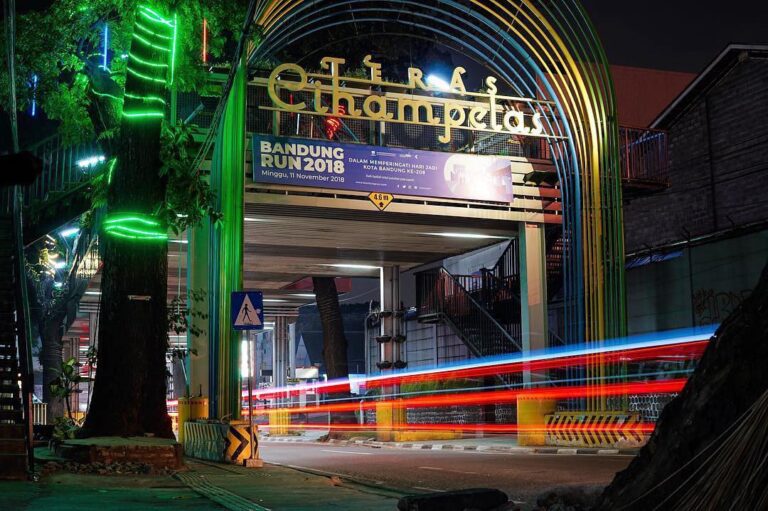 Living a dynamic life in your own pace.
-
Teras Chihampelas Skywalk Bandung by 
...