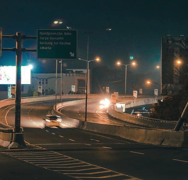 Lonely road, cold wind blows. A lonesome serenade on the way back home.
-
Flyove...