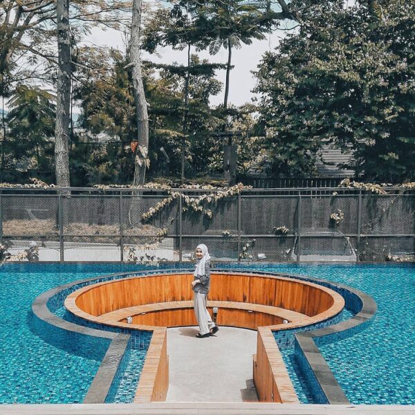 Nothing feels like having a nice lunch near the pool and enjoying the fresh air ...