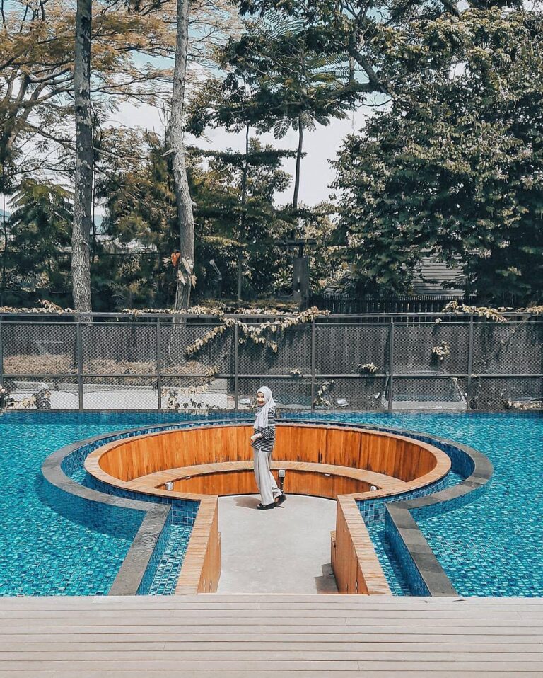Nothing feels like having a nice lunch near the pool and enjoying the fresh air ...