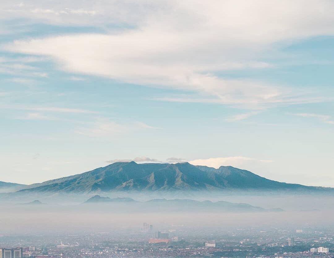 Open your eyes to this amazing view and get ready to start your day. Happy Wedne...