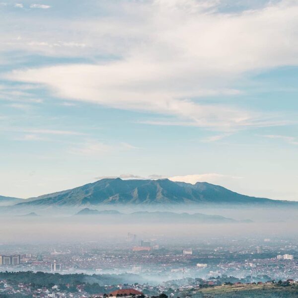 Open your eyes to this amazing view and get ready to start your day. Happy Wedne...