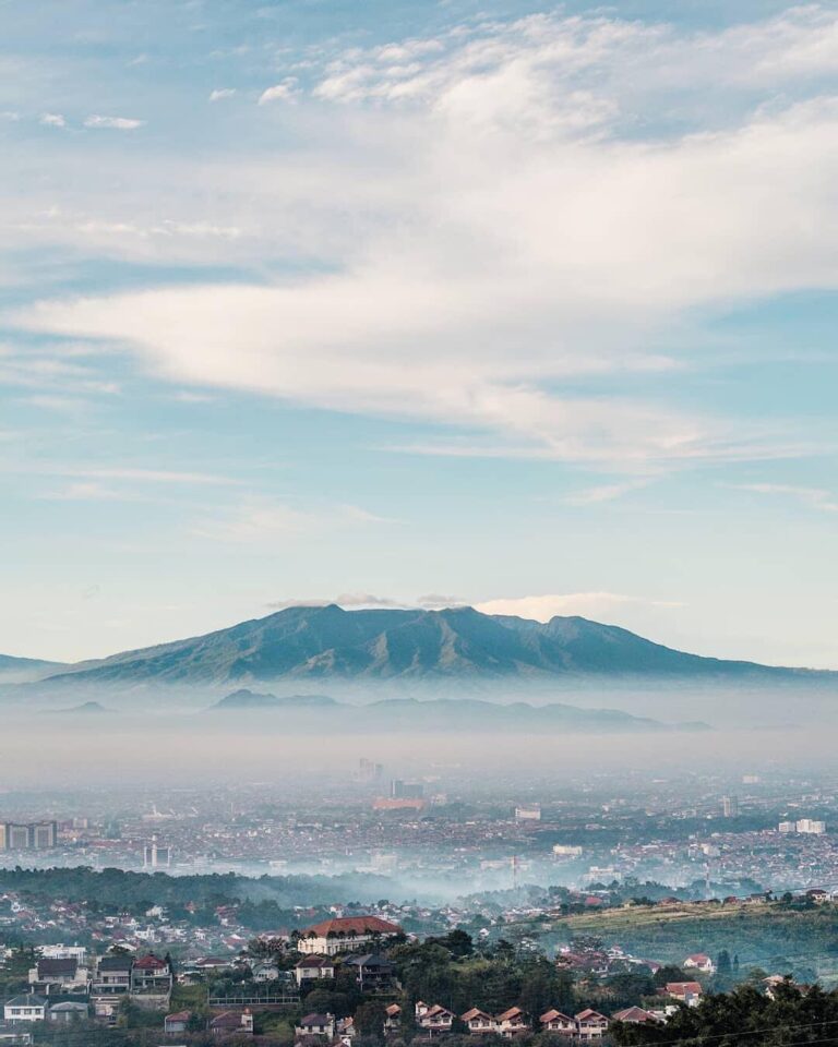 Open your eyes to this amazing view and get ready to start your day. Happy Wedne...