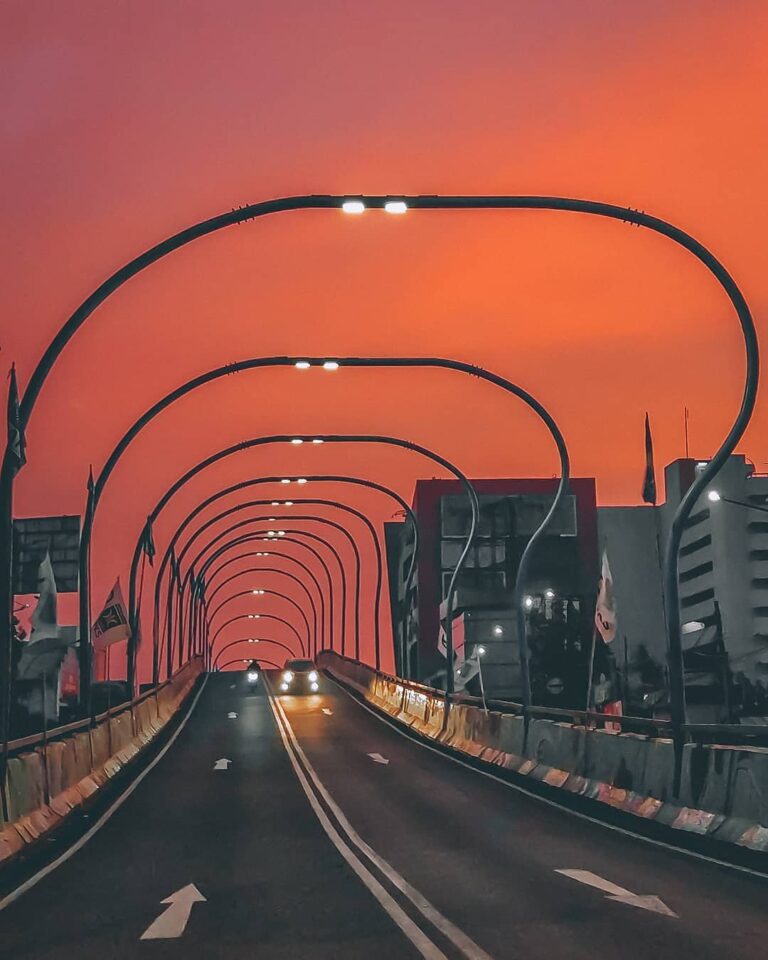Orange dusk sky, sunset road to come home.
-
Photo by 
#explorebandung...