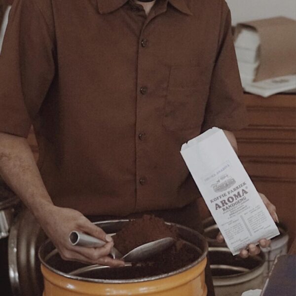 Pecinta kopi pasti sudah tak asing lagi dengan Kopi Aroma yang sudah berdiri sel...