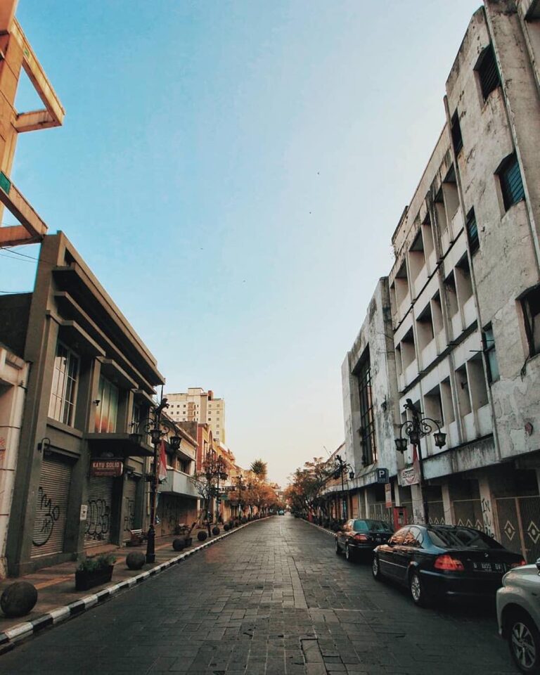 Rare view of calm and quiet Braga Street in the morning.
-

Photo by  #exploreba...