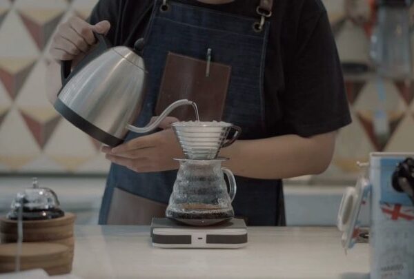 #EB_Review Hari Sabtu kemarin, tim ExploreBandung mengunjungi  sebuah cafe estet...