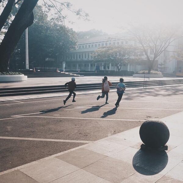 Run like nothing going to drag you down.
-

Running kids at Balai Kota captured ...