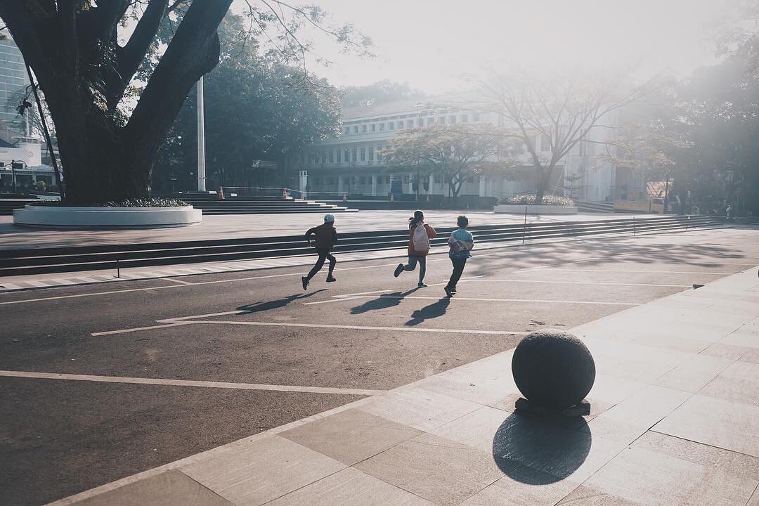Run like nothing going to drag you down.
-

Running kids at Balai Kota captured ...