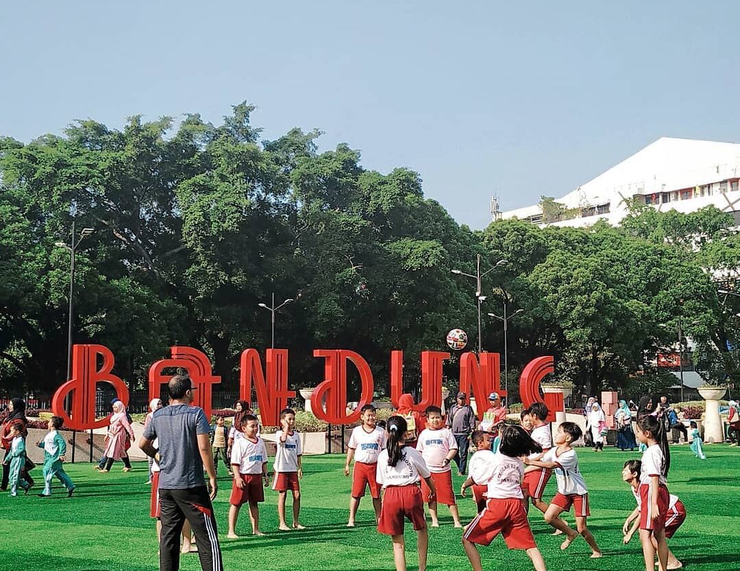Something to cheer up your last days of 2018.
-
Alun-alun Kota Bandung captured ...
