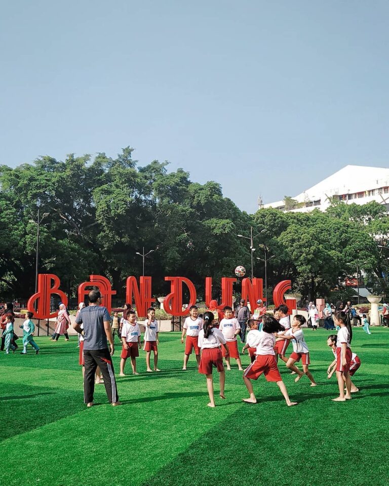 Something to cheer up your last days of 2018.
-
Alun-alun Kota Bandung captured ...