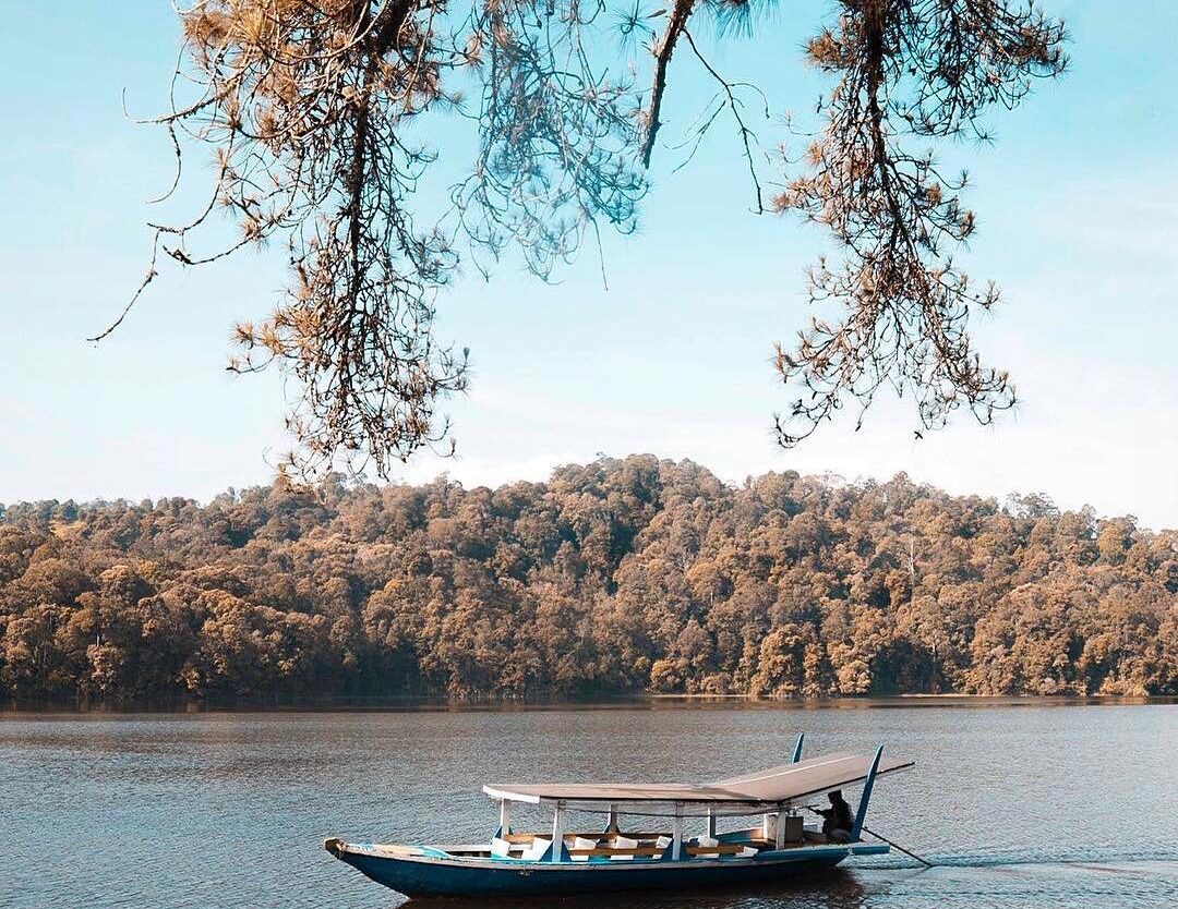 Sparkling water of Patenggang Lake reflects the great blue sky. -

Photo by 
#ex...
