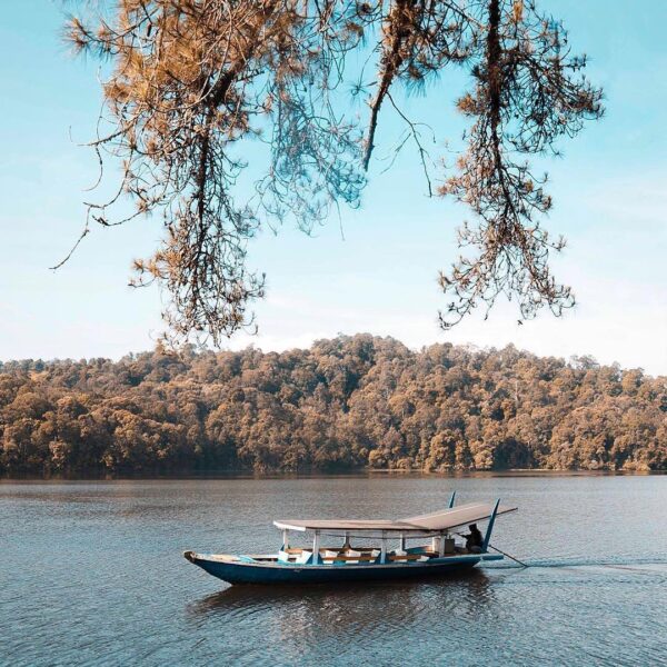 Sparkling water of Patenggang Lake reflects the great blue sky. -

Photo by 
#ex...