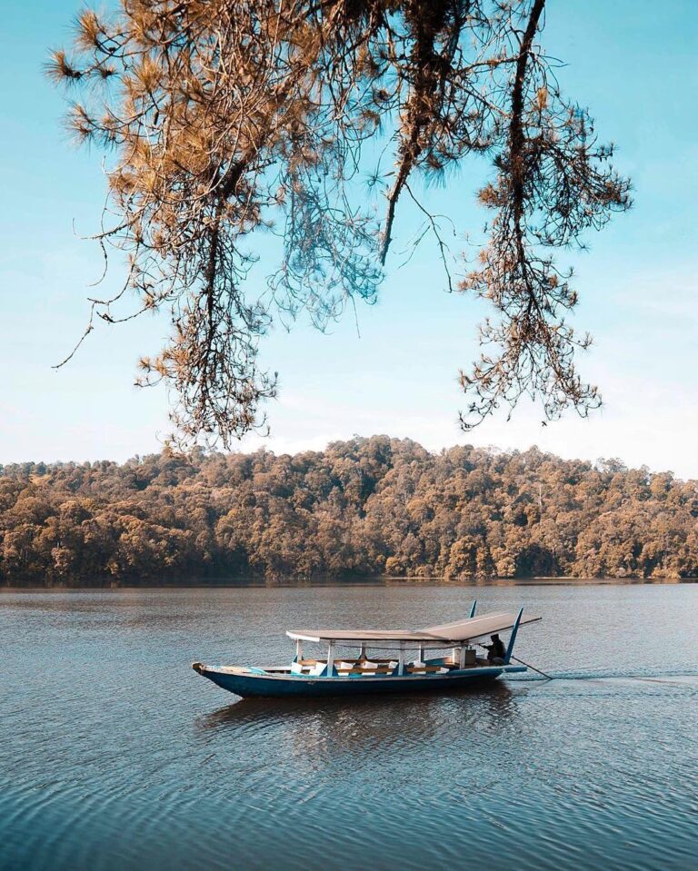 Sparkling water of Patenggang Lake reflects the great blue sky. -

Photo by 
#ex...