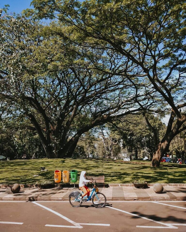 Sunny day means it’s perfect day to take your families to Balai Kota Bandung.
-
...