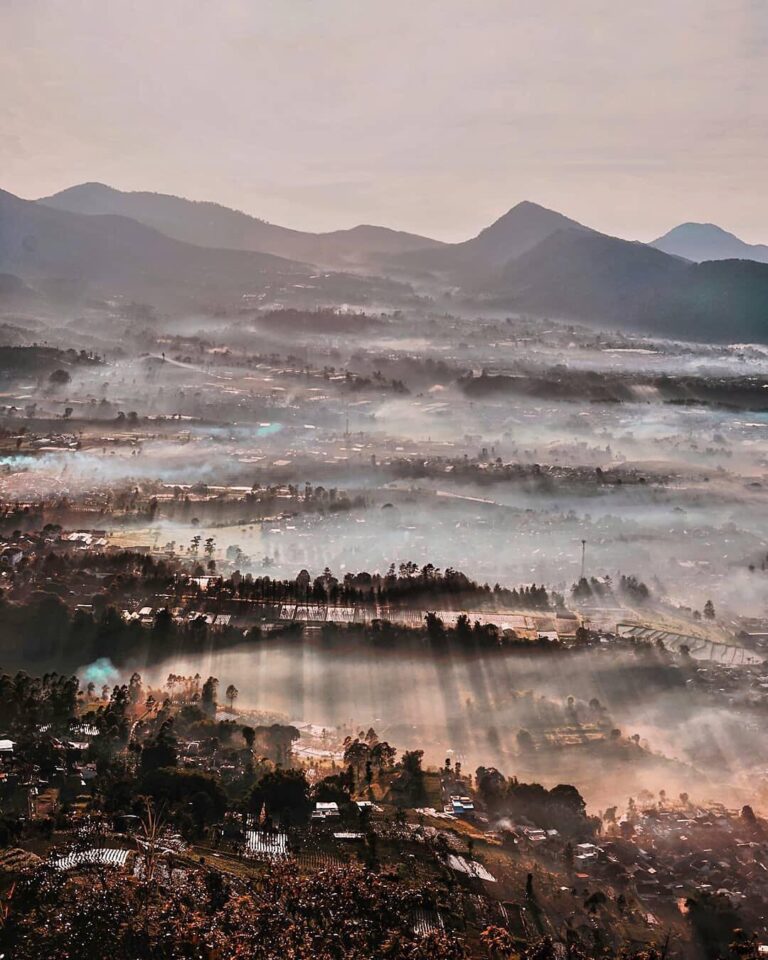 The almost-surreal scenery of Lembang, taken from the top of Gunung Putri.
-
Cap...