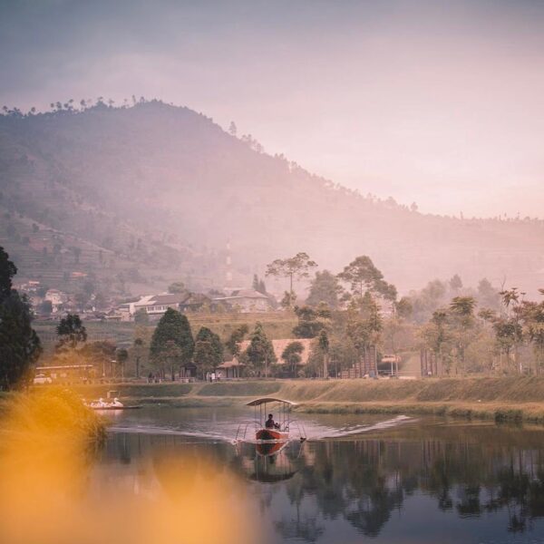 The beauty of a lake reflects the beauty around it.

Photo by  .
#explorebandung...