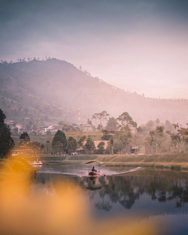 The beauty of a lake reflects the beauty around it.

Photo by  .
#explorebandung...