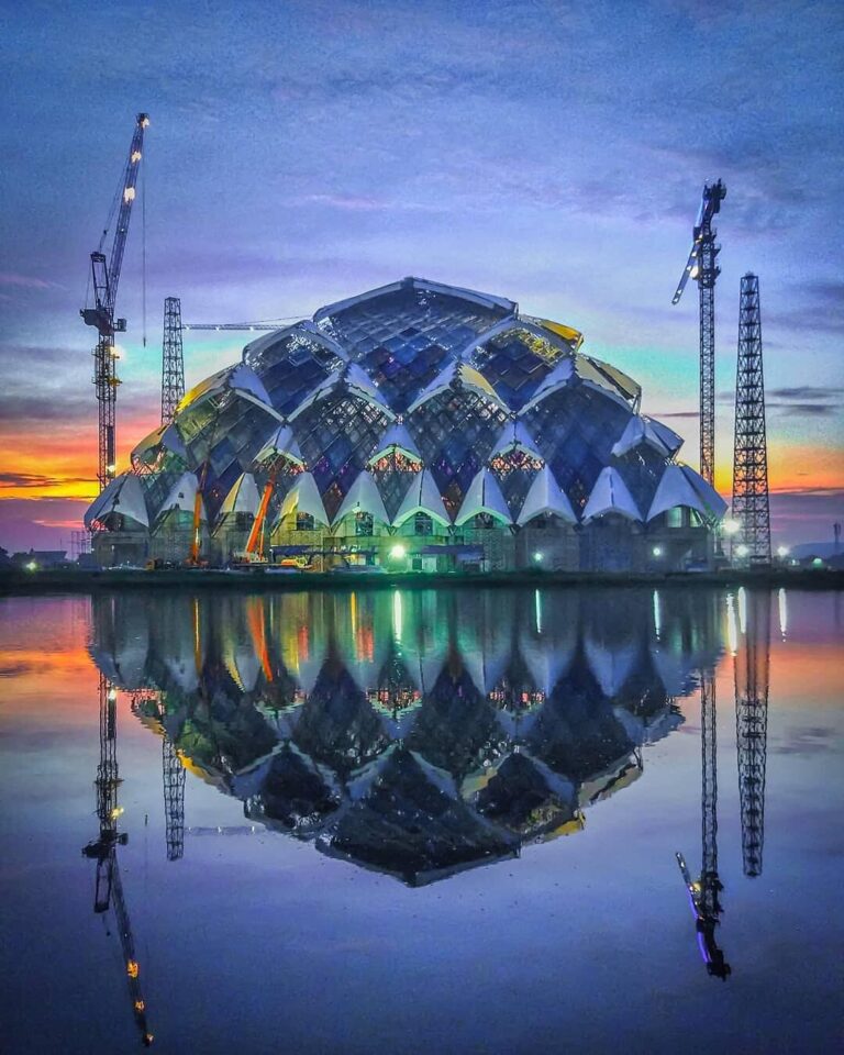 The beauty of a spiritual space.
-
Masjid Al-Jabbar Gedebage, beautifully captur...