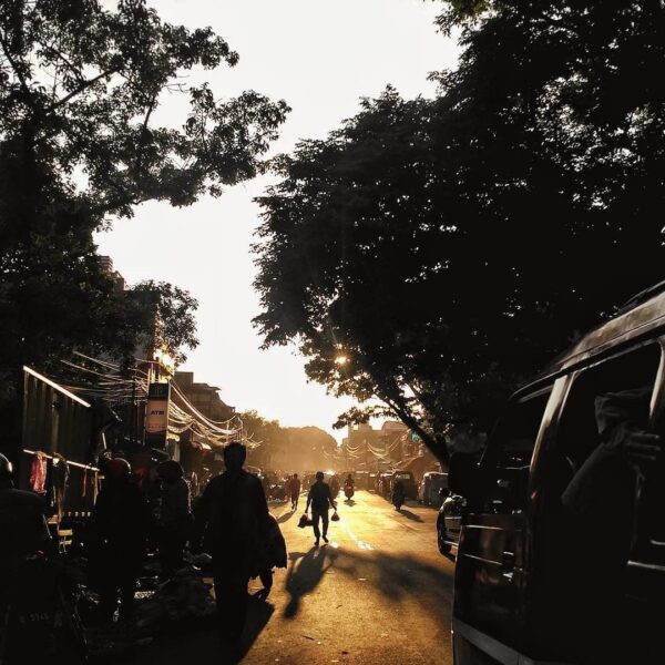 The sun is rising as people of Andir walk by, ready to start their day.
-
#eb_pe...