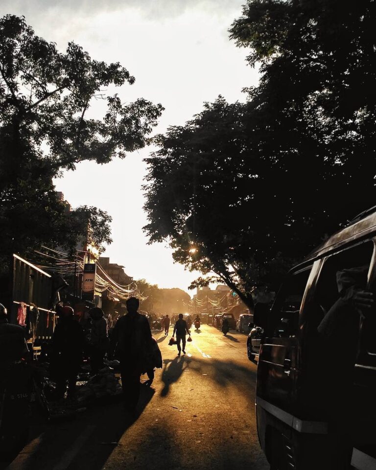 The sun is rising as people of Andir walk by, ready to start their day.
-
#eb_pe...