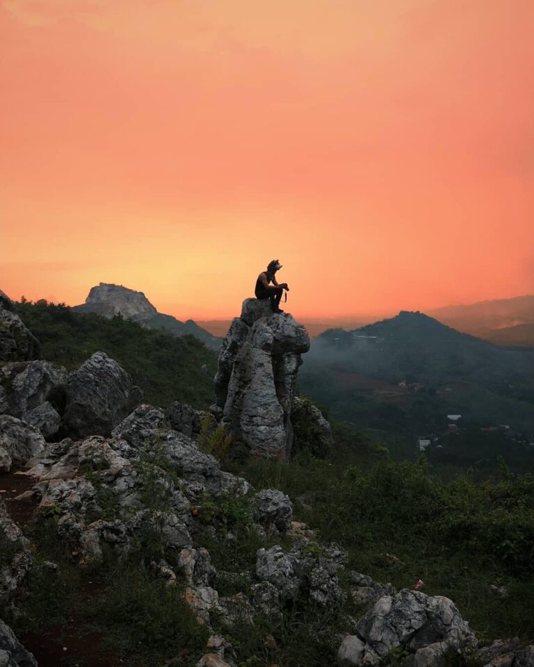 The sun says goodbye in the gallantly manner. Bold and fiery.
-

Photo by  #expl...