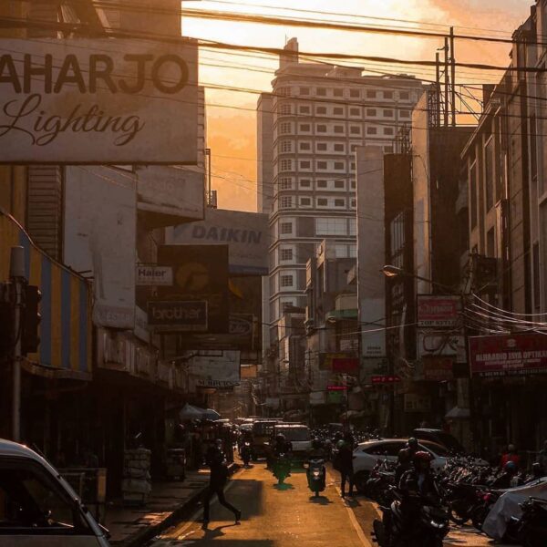 We live under the sun and dream above the sky.
Photo by  
#explorebandung...