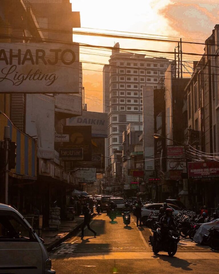 We live under the sun and dream above the sky.
Photo by  
#explorebandung...