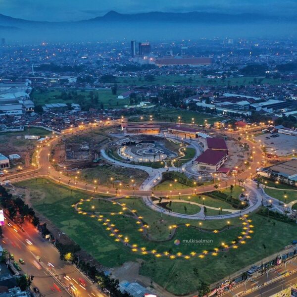 You need to see widely and think wisely to know the meaning of Ramadan.
Photo by...