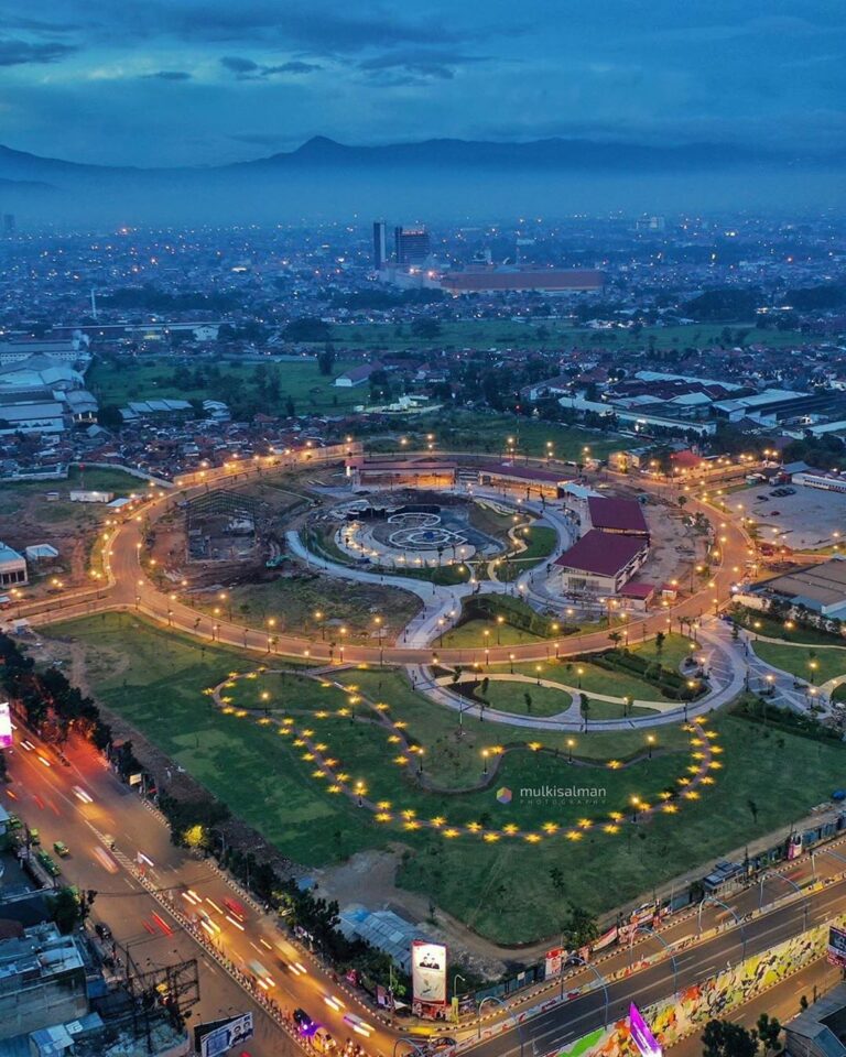 You need to see widely and think wisely to know the meaning of Ramadan.
Photo by...