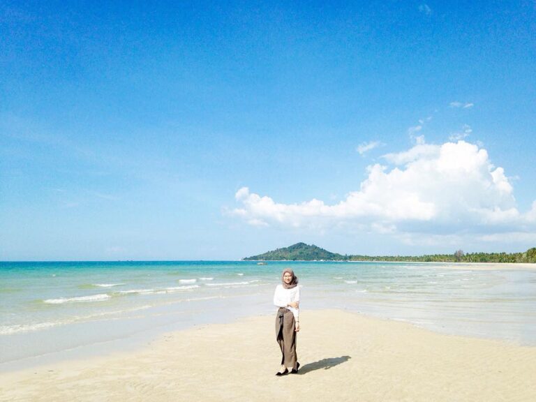 145km dari Pangkalpinang.

Location : Pantai Siangau, 9km dari Gerbang Desa Wisa...